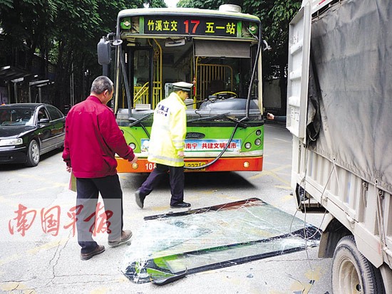 17路公交车追尾小货车 所幸无人员伤亡