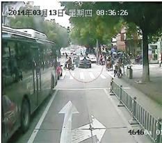 宝马车路边抛锚 公交车上一群人下来帮忙推车