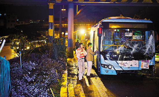 “下班”公交车撞路中央花基