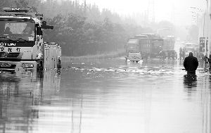 丁家庄寅春路路面严重积水