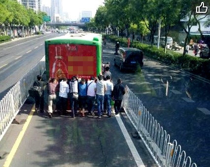 合肥235路公交车早高峰突发故障 为防拥堵市民主动推车