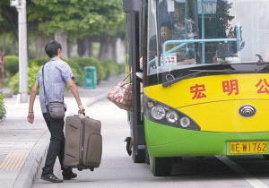 市民在高明港站乘坐公交车。/资料图片(佛山日报记者王伟楠摄)