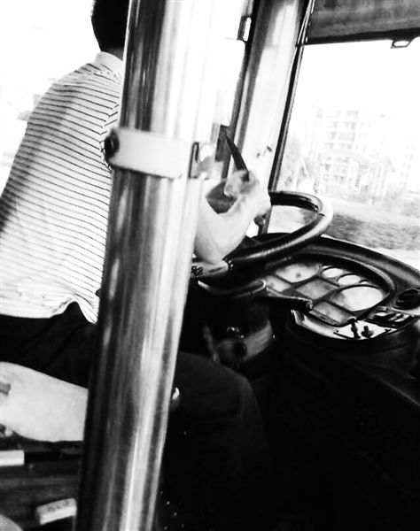 网友称公交车司机在驾车途中削苹果。
