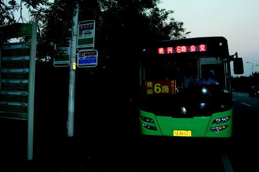 傍晚时分,晚间公交车上人还不少。
