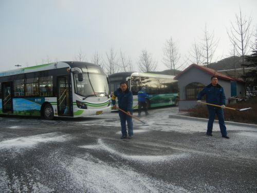 公交员工在结冰路段洒融雪剂